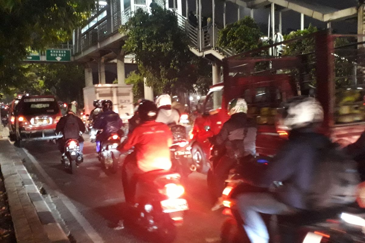 Arus lalu lintas di Jalan I Gusti Ngurah Rai, Duren Sawit, Jakarta Timur, arah Bekasi macet akibat angkot mangkal di bawah JPO Halte Busway Perumnas Klender, Jumat (29/11/2019).