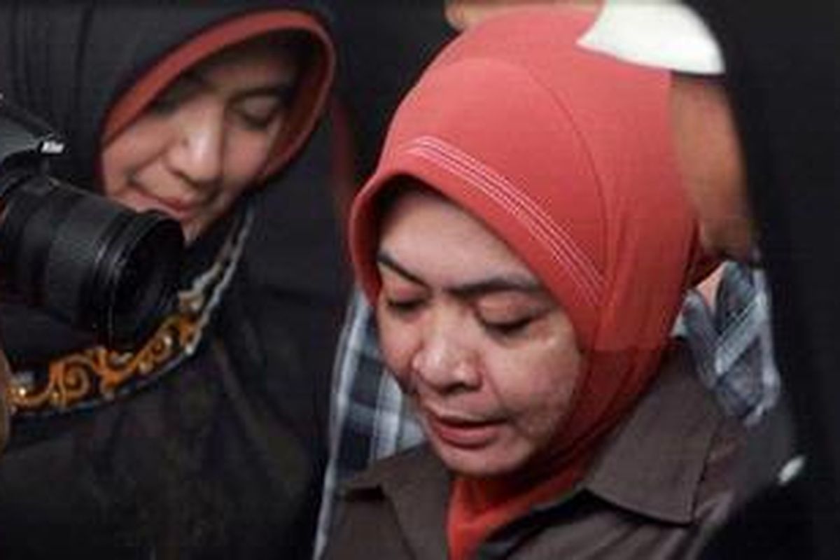 KPK Periksa Wa Ode - Wa Ode Nurhayati didampingi penasehat hukumnya (kiri) usai di periksa tim penyidik Komisi Pemberantasan Korupsi (KPK), Jakarta, Selasa (8/5/2012). Wa Ode, mengaku harta yang ia miliki murni milik pribadi, bukan hasil korupsi. Ia mengaku harta senilai Rp10 miliar yang dibekukan KPK itu didapat sebelum Wa Ode menjadi anggota DPR RI. Wa Ode pun siap membuktikan pengakuannya. Pemeriksaan Wa Ode terkait dengan statusnya sebagai tersangka dugaan tindak pidana pencucian uang (TPPU). Mantan Anggota Badan Anggaran (Banggar) DPR RI itu juga menjadi tersangka kasus suap Dana Percepatan Infrastruktur Daerah (DPID). Selain itu, Wa Ode juga siap dikonfrontasi dengan Wakil Ketua DPR Anis Matta, Menteri Keuangan Agus Martowardodjo, dan anggota Banggar lain terkait kasus yang menjeratnya.