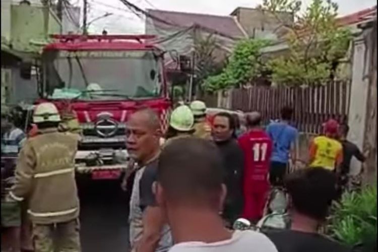 Truk pemadam kebakaran terhalang saat bertugas oleh mobil warga yang parkir semabrangan di jalan
