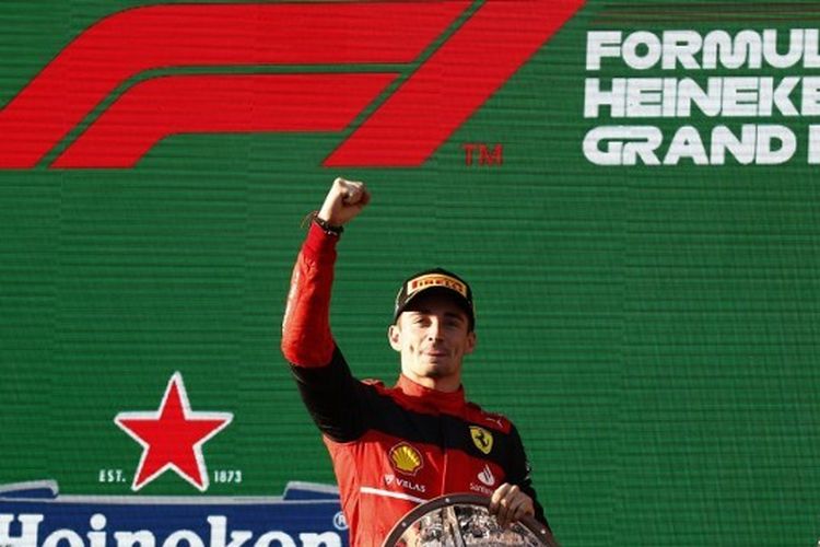 Pebalap Ferrari Charles Leclerc merayakan kemenangan pada Formula 1 (F1) GP Australia di Sirkuit Albert Park, Melbourne, Australia, pada Minggu (10/4/2022).