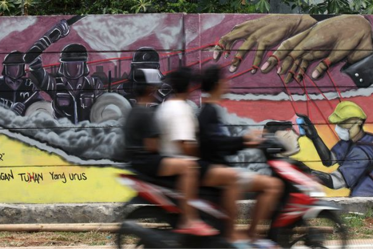 Suara dan keinginan masyarakat agar korupsi bisa diberantas tercermin dalam mural yang menghiasi tembok di Kecamatan Setu, Kota Tangerang Selatan, Banten, Minggu (27/8/2023).