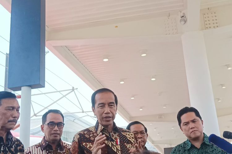 Presiden Joko Widodo saat memberikan keterangan pers di Stasiun Padalarang, Bandung Barat, Senin (2/10/2023). 
