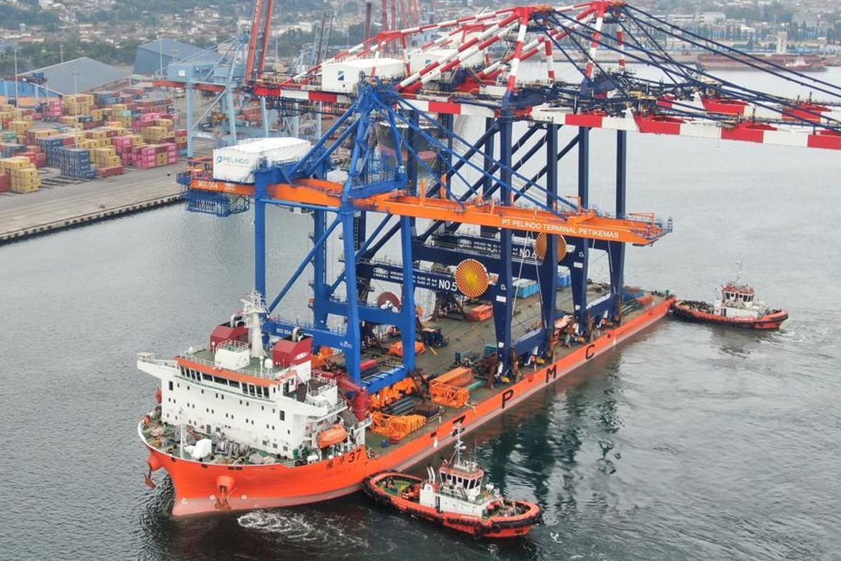 Tingkatkan Kapasitas Bongkar Muat, IPC TPK Panjang Tambah Crane Raksasa