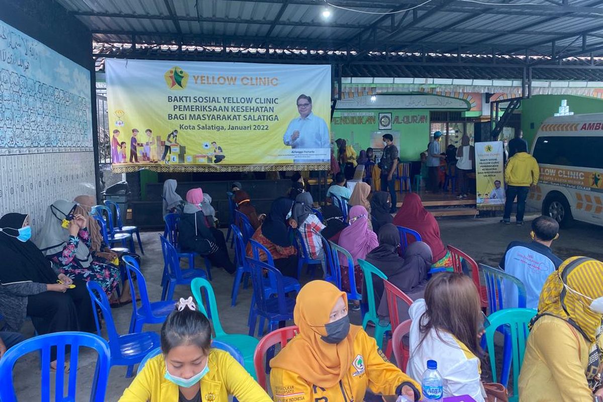 Partai Golkar menggelar aksi bakti sosial dan pengobatan gratis dalam acara Perayaan Natal Nasional Partai Golkar 2022 bagi masyarakat Kota Salatiga, Jawa Tengah, Jumat (28/1/2022). 