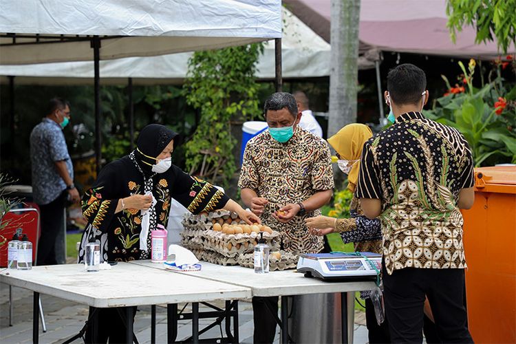 Wali Kota Surabaya Tri Rismaharini bersama jajaran Pemerintah Kota (Pemkot) Surabaya all out menghadang virus Covid-19. 