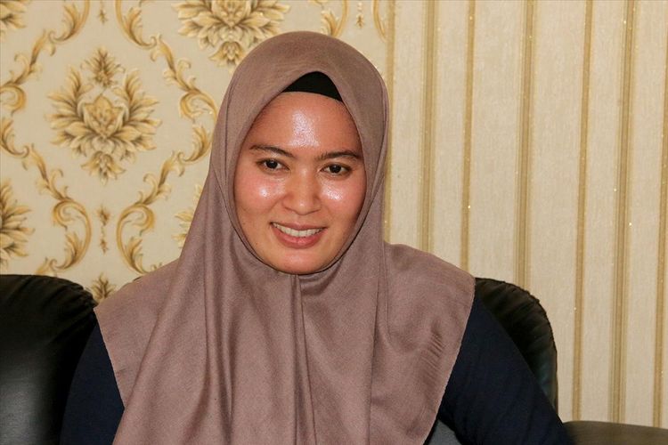 Yulis Ratna Sari (29) isteri dari  Sholahuddin Ritonga (41) pegawai Kejati Aceh itu rela mendonorkan ginjalnya untuk sang suaminya yang menderita gagal ginjal stadium lima. Kamis (08/08/2019).