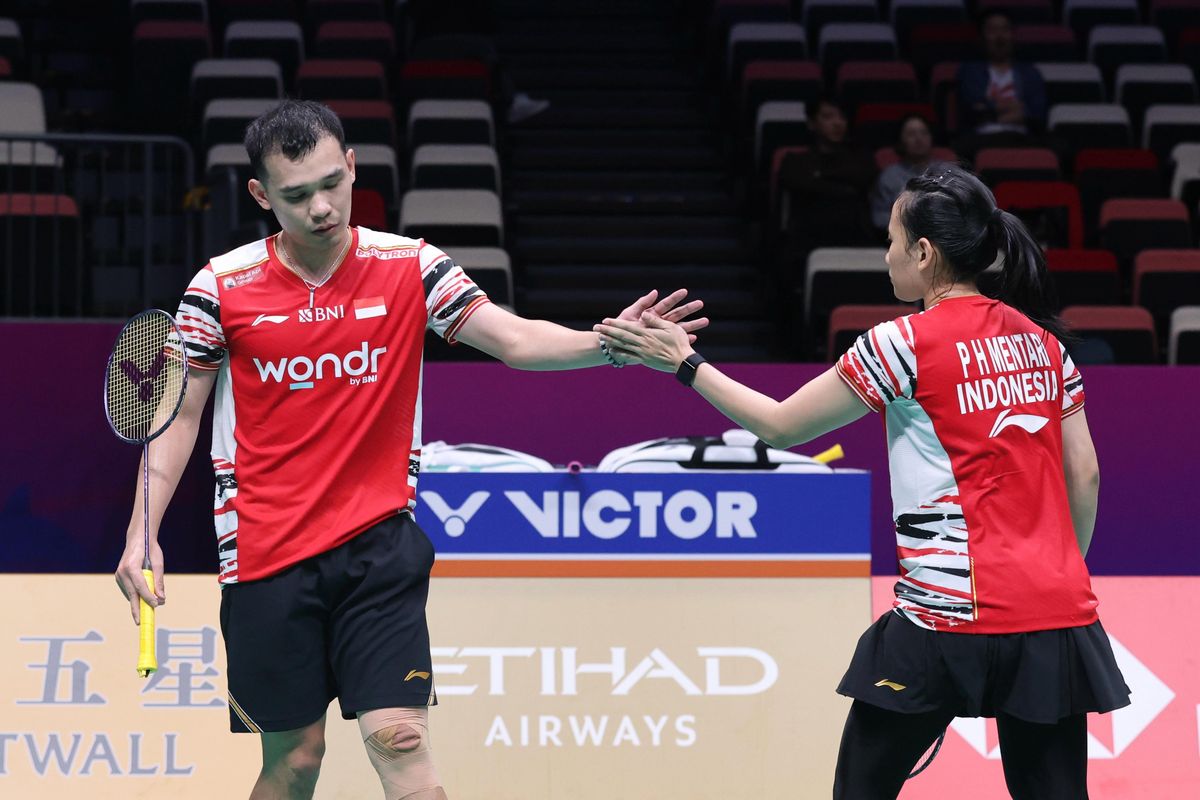 Rinov Rivaldy/Pitha Haningtyas Mentari kala beraksi dalam babak penyisihan grup Piala Sudirman 2025 di Fenghuang Gymnasium, Xiamen, China, Minggu (27/4/2025).