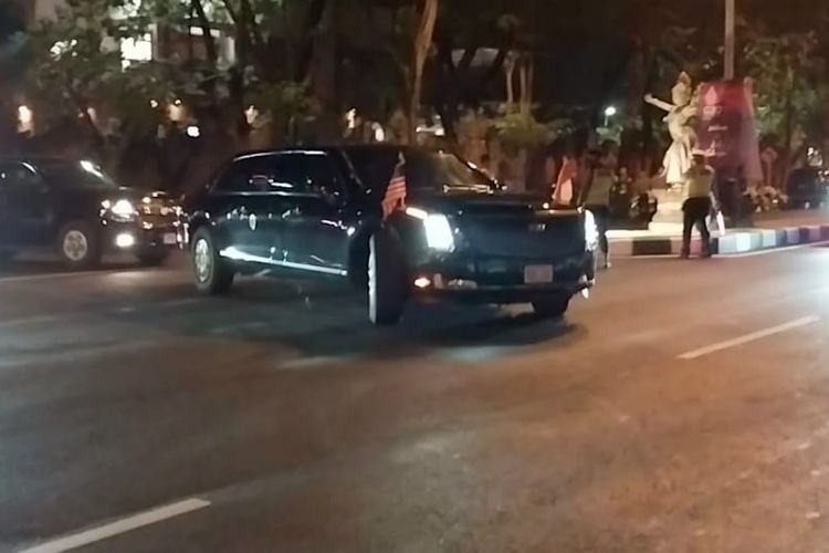 Wujud mobil kepresidenan Amerika Serikat Joe Biden, limosin lapis baja yang disebut super The Beast saat keluar dari Terminal Kedatangan VVIP Bandara I Gusti Ngurah Rai, Badung, Bali, pada Minggu (13/11/2022). Kompas.com/ Yohanes Valdi Seriang Ginta