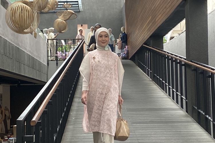 Model mengenakan tunik berwarna pink pastel bermotif floral lembut pada acara anniversary Merché di Kopitagram Centang Biru, Kuningan, Jakarta Selatan, Jumat (7/2/2025).