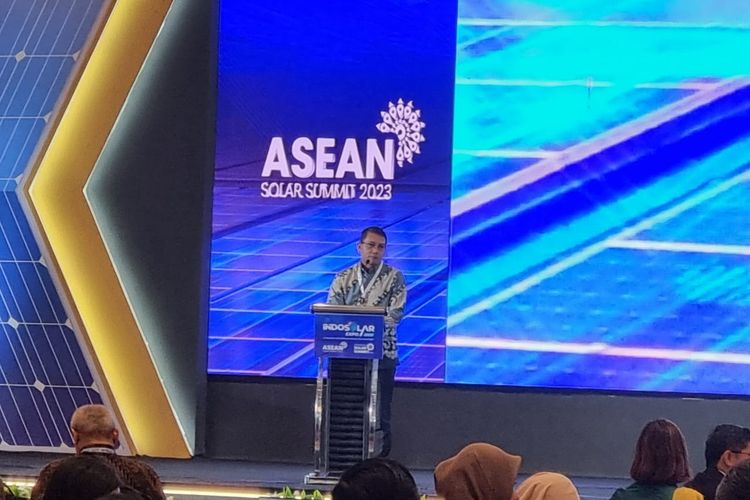 Direktur Jenderal Energi Baru, Terbarukan, dan Konservasi Energi (EBTKE) Kementerian ESDM Dadan Kusdiana saat membuka acara ASEAN Solar Summit 2023 di Hotel Bidakara, Jakarta, Selasa (25/7/2023).