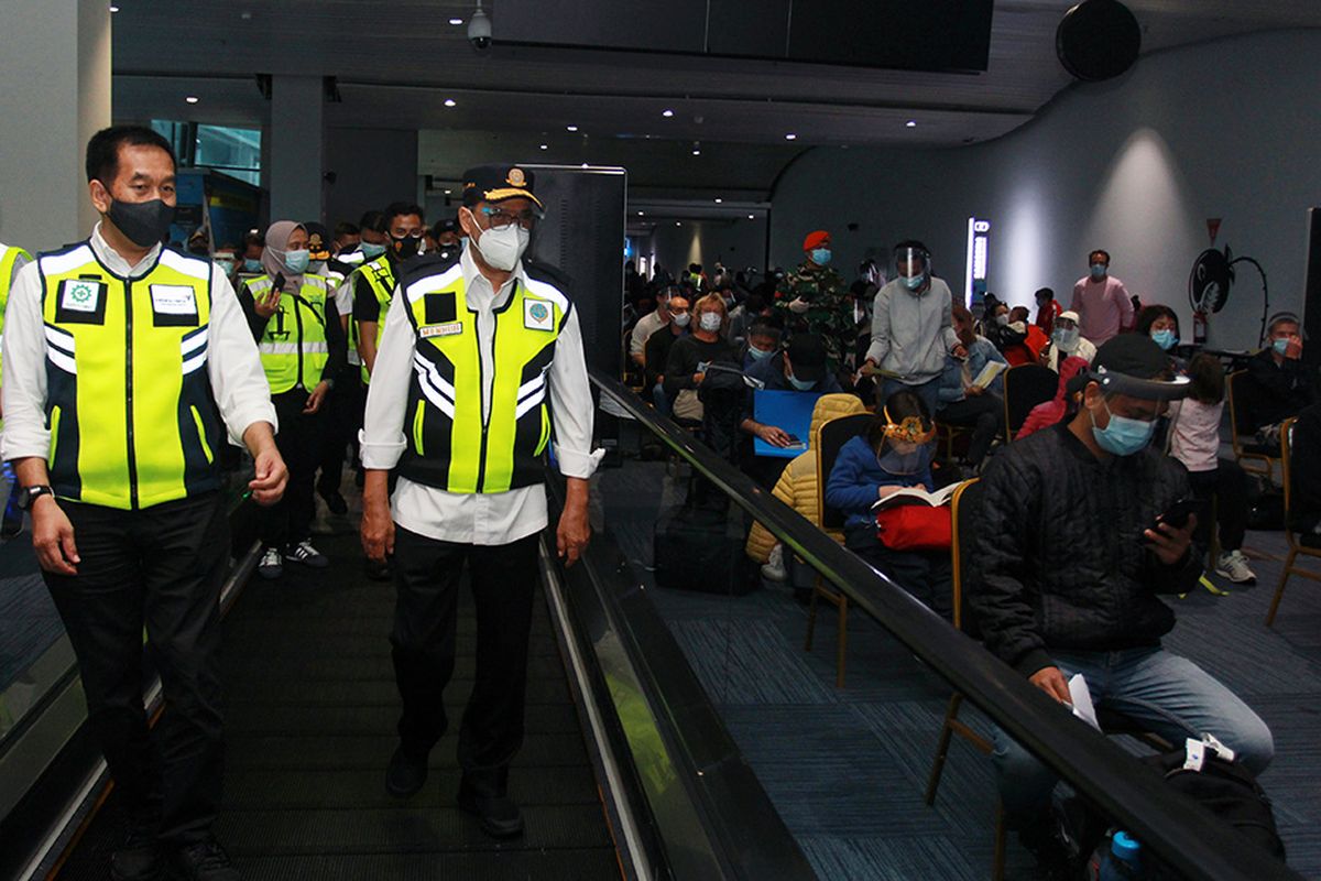 Menteri Perhubungan Budi Karya Sumadi (kedua kiri) didampingi Direktur Utama Angkasa Pura II Muhammad Awaluddin (kiri) meninjau langsung arus balik libur panjang di Terminal 3 Bandara Soekarno Hatta, Tangerang, Banten, Minggu (1/11/2020). Menhub memberikan apresiasi kepada Angkasa Pura II selaku pengelola Bandara Soekarno Hatta dan petugas Kantor Kesehatan Pelabuhan (KKP) Soekarno Hatta dan pihak terkait dalam melayani penumpang pesawat saat libur panjang di masa pandemi Covid-19.