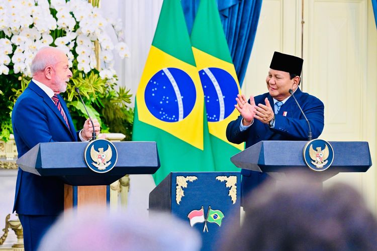 Presiden Brasil Luiz Inácio Lula da Silva dan Presiden Prabowo Subianto dalam pernyataan bersama setelah pertemuan bilateral di Istana Merdeka, Kompleks Istana Kepresidenan, Jakarta Pusat, Kamis (23/10/2025). 