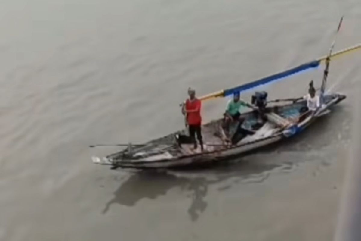 Nelayan yang berhasil selamatkan korban percobaan bunuh diri di Jembatan Suramadu, Jumat (6/12/2024).