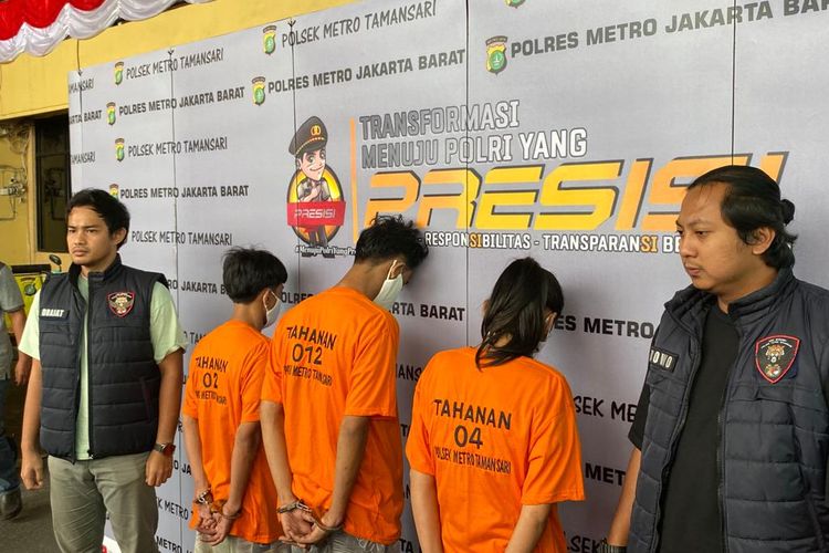 Tiga pelaku pengeroyokan pria ditangkap dan ditahan di Mapolsek Metro Tamansari, Jumat (11/8/2023). Ketiganya mengeroyok korban hingga luka-luka lalu tewas di Jalan Hayam Wuruk, Tamansari, Jakarta Barat. 