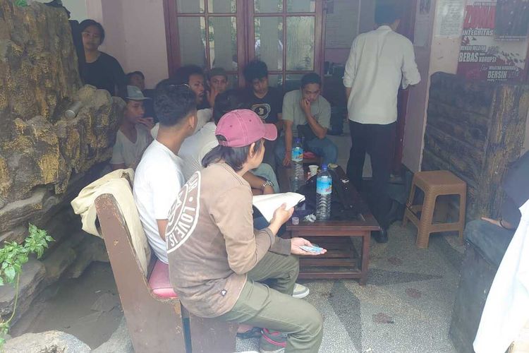 14 orang mahasiswa yang ditahan di Polres Kota Mataram, hingga malam ini masih berada di Mapolres Mataram, mereka telah didampingi sejumlah pengacara dari LBH Mataram, Selasa malam (15/11/2022)