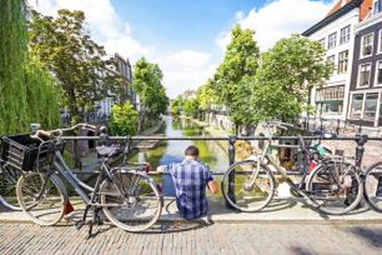 Utrecht merupakan kota kecil berpenduduk 16,3 juta jiwa. Meskipun bahasa resminya adalah bahasa Belanda, tetapi sekitar 75 persen penduduknya bisa berbicara dalam bahasa Inggris. Di kota pelajar inilah HU University bercokol. 