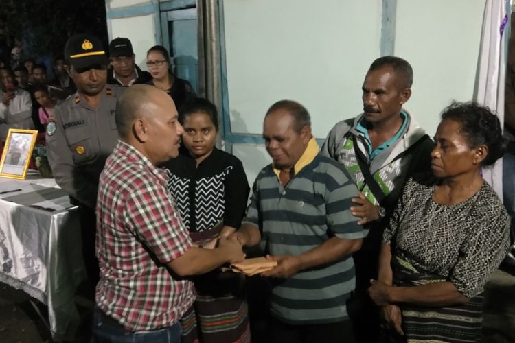 Perwakilan PT Istaka Karya Jawa Timur, saat menyerahkan santunan kepada kedua orang tua Emanuel Bano, korban pembunuhan kelompok kriminal bersenjata (KKB) di Distrik Yigi, Kabupaten Nduga, Papua