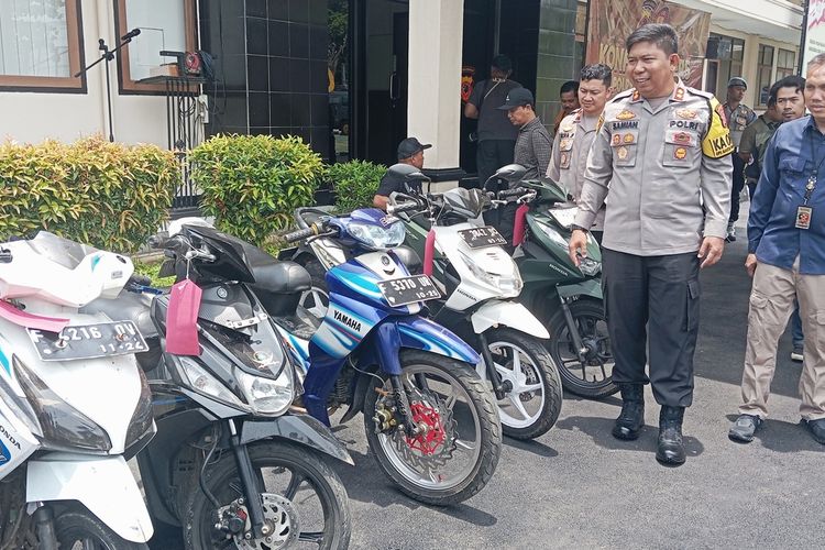 Kepala Polres Sukabumi, AKBP Samian (kedua kanan) mengecek barang bukti sepeda motor saat konferensi pers di Palabuhanratu, Sukabumi, Jawa Barat, Selasa (15/10/2024).