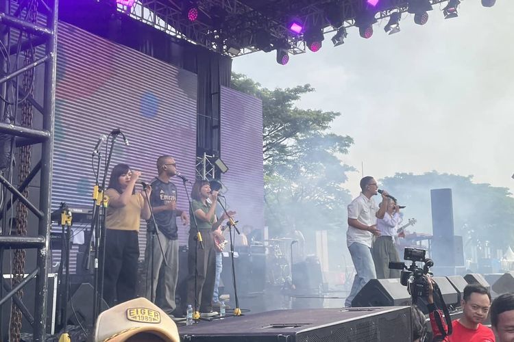 Grup band MALIQ & D’Essentials tampil menghibur penonton di Lapangan Trans City BSD, Tangerang Selatan, Sabtu (18/11/2023). 