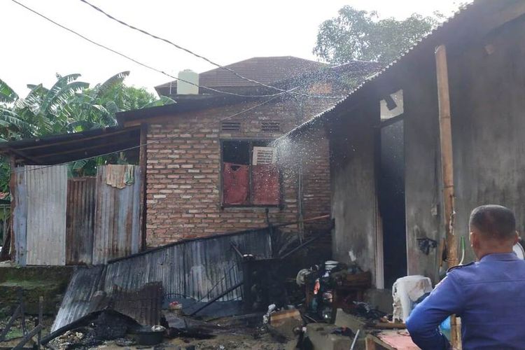 Petugas pemadam kebakaran berusaha memadamkan sebuah rumah warga yang terbakar di Desa Latuhalat, Kecamatan Nusaniwe, Kota Ambon, Jumat sore (31/12/2021)