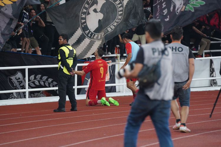 Pertandingan antara Persija Jakarta dan Persis Solo berakhir 1-0 untuk kemenangan Macan Kemayoran. Laga Persija vs Persis merupakan rangkaian pekan ke-31 Liga 1 yang dihelat di Stadion Utama Gelora Bung Karno (SUGBK), Jakarta Pusat, pada Rabu (17/4/2024).