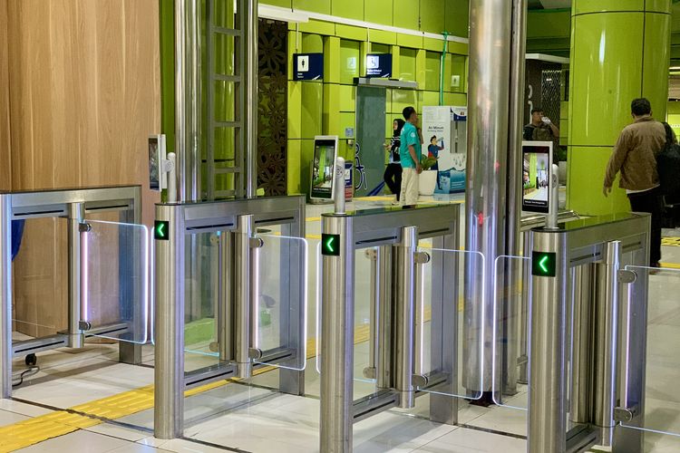 Pintu masuk Hall Selatan menggunakan Face Recognition di Stasiun Gambir, Jakarta Pusat, Kamis (27/11/2025).