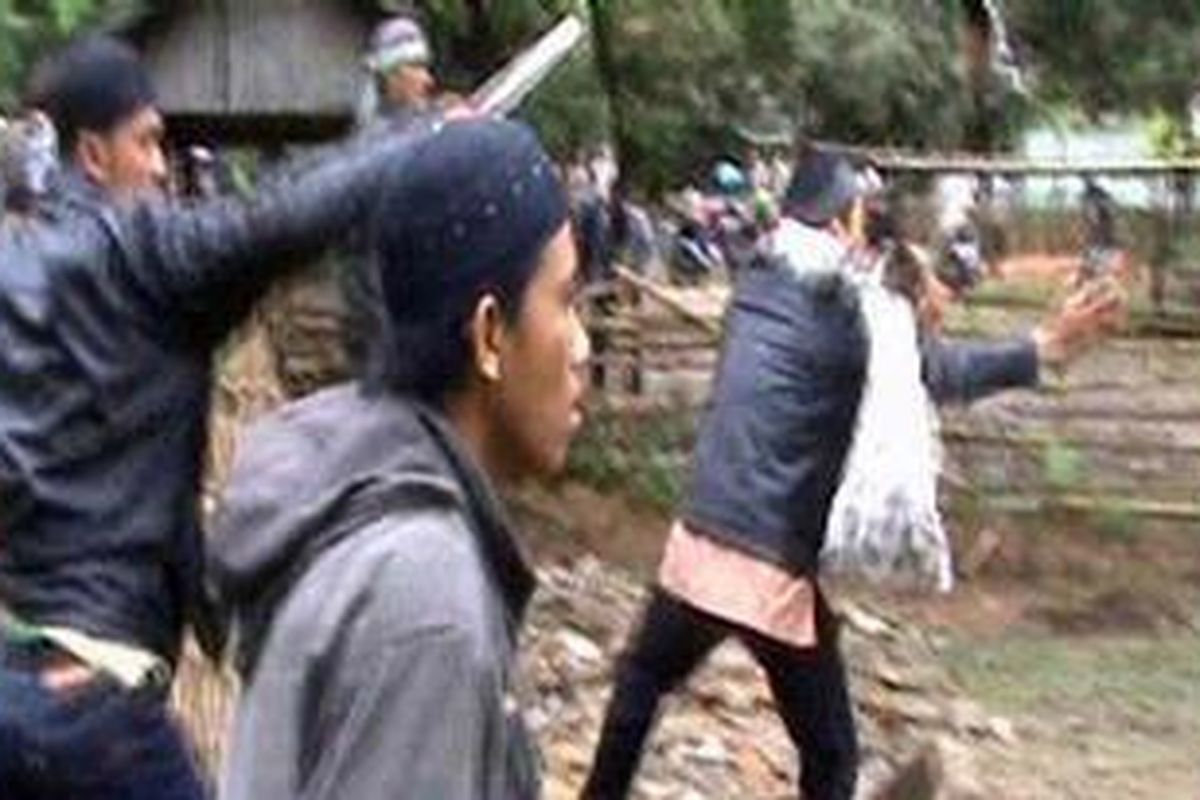 Gambar ini diambil dari rekaman video dalam aksi kekerasan yang terjadi di Cikeusik, Minggu (6/2/2011).