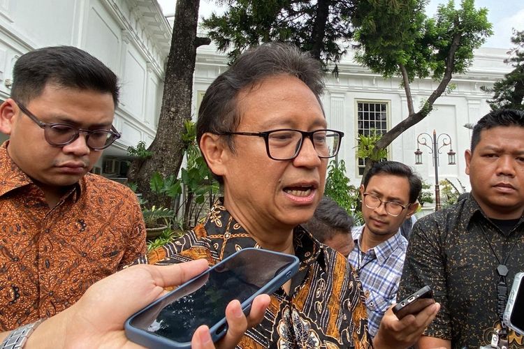 Menteri Kesehatan Budi Gunadi Sadikin usai rapat bersama Presiden Jokowi dan menteri terkait di Kompleks Istana Kepresidenan, Jakarta Pusat, Selasa (2/7/2024). 