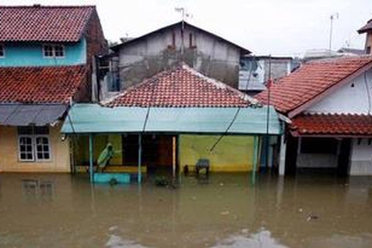 Pemukiman penduduk terendam di Kampung Makasar, Halim, yang sebelumnya hanya mengalami banjir pada tahun 2007, Jakarta, Minggu (24/11/2012). Banjir terjadi akibat tanggul kali yang berada di samping pemukiman jebol. Tanggul tersebut adalah sodetan dari Kali Cipinang.  