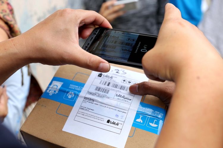 CEO Blibli.com Kusumo Martanto mengantarkan barang pesanan langsung ke konsumen di daerah Cawang, Jakarta Timur, Sabtu (8/7/2017). 