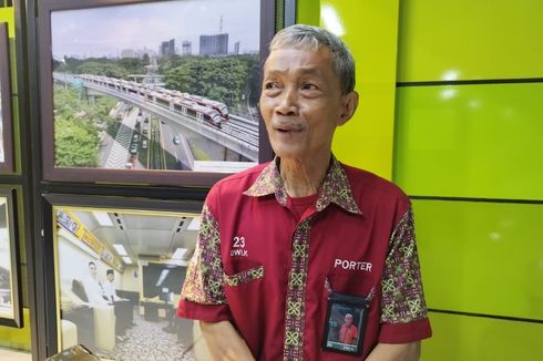 Cerita Dwi, Porter Stasiun Gambir yang Sering Tak Dapat Pelanggan karena Dianggap Sudah Tua