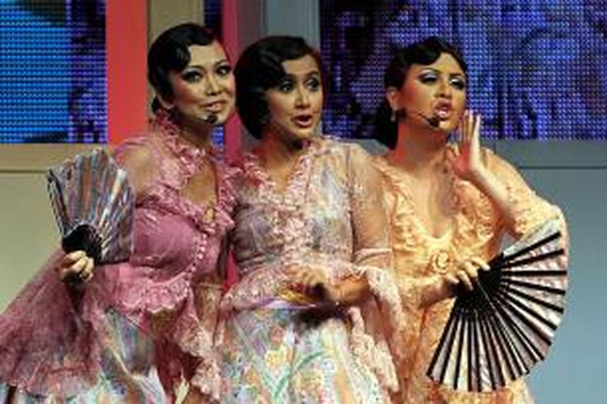 Grup vokal B3, yang terdiri dari Nola (kiri), Widi, dan Cynthia (kanan), mementaskan drama musikal The Legendary Journey di Hotel Indonesia, Jakarta, Rabu (20/9/2012). Pementasan drama musikal persembahan Djarum Apresiasi Budaya dan disutradarai oleh Garin Nugroho tersebut digelar untuk memperingati 50 tahun Hotel Indonesia berdiri. 