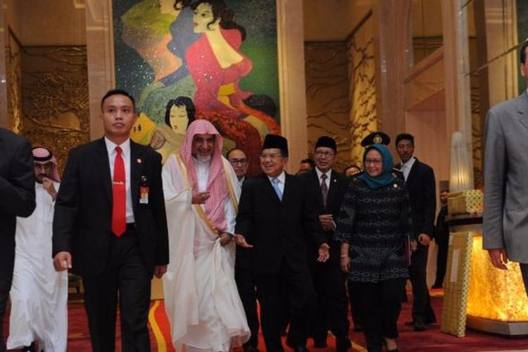 Wakil Presiden Jusuf Kalla dan Raja Arab Saudi Salman bin Abdulaziz al-Saud saat berjalan di lobi Hotel Raffles, Jakarta, Jumat (3/3/2017) malam.