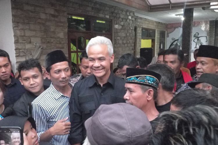 Gubernur Jawa Tengah Ganjar Pranowo mengunjungi salah satu tokoh masyarakat di Kecamatan Kutoarjo Kabupaten Purworejo. Selain itu, Ganjar juga sowan ke salah satu ulama di Purworejo. 