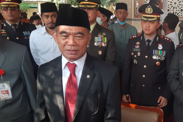 Menteri Koordinator Bidang Pembangunan Manusia dan Kebudayaan (Menko PMK) Muhadjir Effendy seusai menjadi irup peringatan HUT ke-77 RI di Ponpes Al Mukmin Ngruki Sukoharjo, Jawa Tengah, Rabu (17/8/2022).