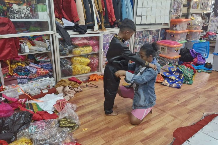Suasana pengunjung mencoba pakaian adat di toko persewaan kostum di Kota Semarang, Sabtu (20/4/2024).