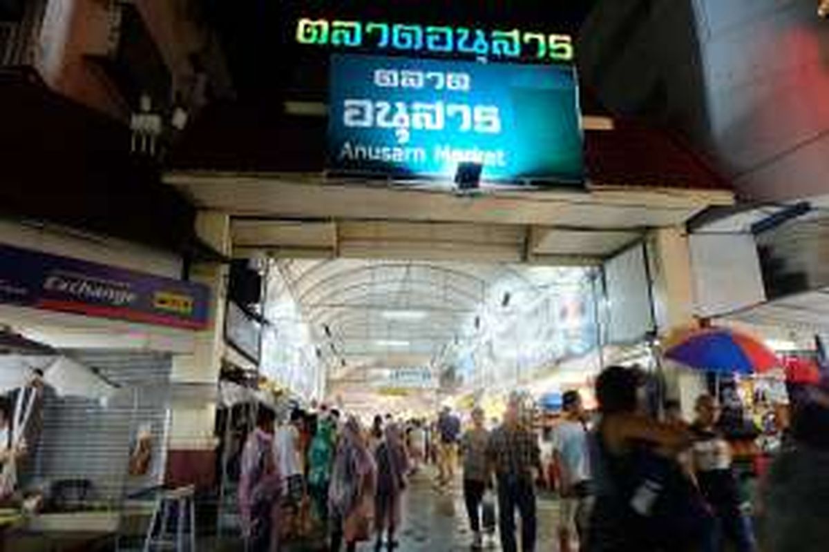 Chiang Mai Night Bazaar di Chiang Mai, Thailand. Pasar malam ini buka setiap hari dan selalu jadi favorit wisatawan.