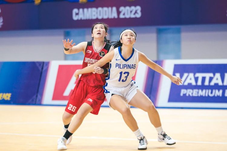 Timnas basket putri Indonesia saat melawan Filipina pada pertandingan fase grup SEA Games 2023 Kamboja di Morodok Techo National Stadium, Elephant Hall 2, Phnom Penh, pada Jumat (12/5/2023). Tim basket putri Indonesia kini berpeluang meraih medali emas.