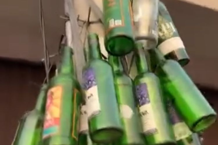 Gantung Botol Miras di Tiang Listrik, Warga Protes Satpol PP Karawang yang Lambat Tangani Pemabuk
