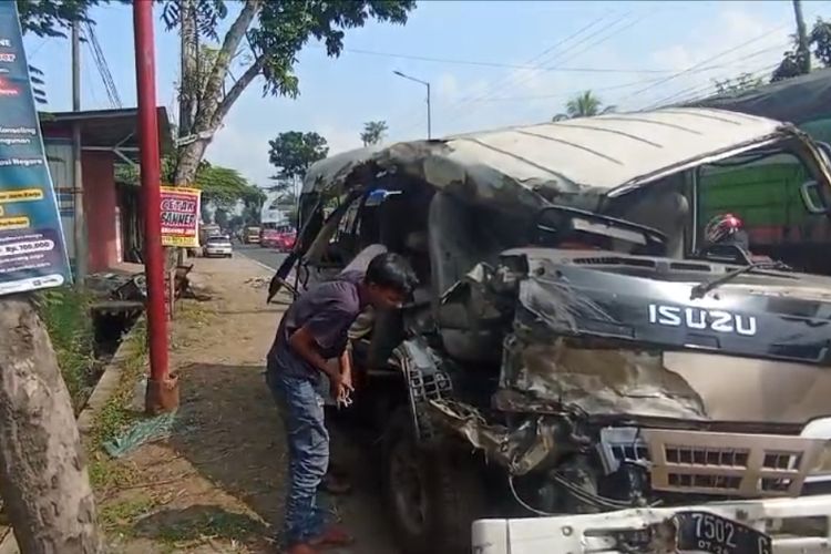 Kondisi mobil elf yang mengalami kecelakaan beruntun di Jalan Raya Jember Sabtu (15/6/2024)