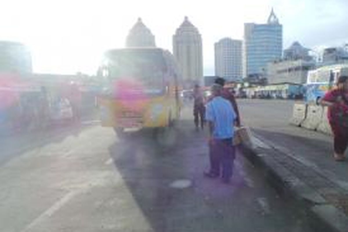 Bus Sekolah yang diperbantukan di Terminal Senen, Jakarta Pusat jelang sore tidak lagi beroperasi. Sejumlah bus langsung pulang kembali. Senin (21/12/2015)