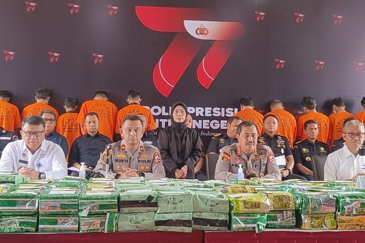 Konferensi pers pengungkapan kasus narkotika sebanyak 428 kg sabu dan 162.932 butir ekstasi dari Aceh, Riau, dan Bali diMabes Polri, Jakarta, Jumat (30/6/2023).
