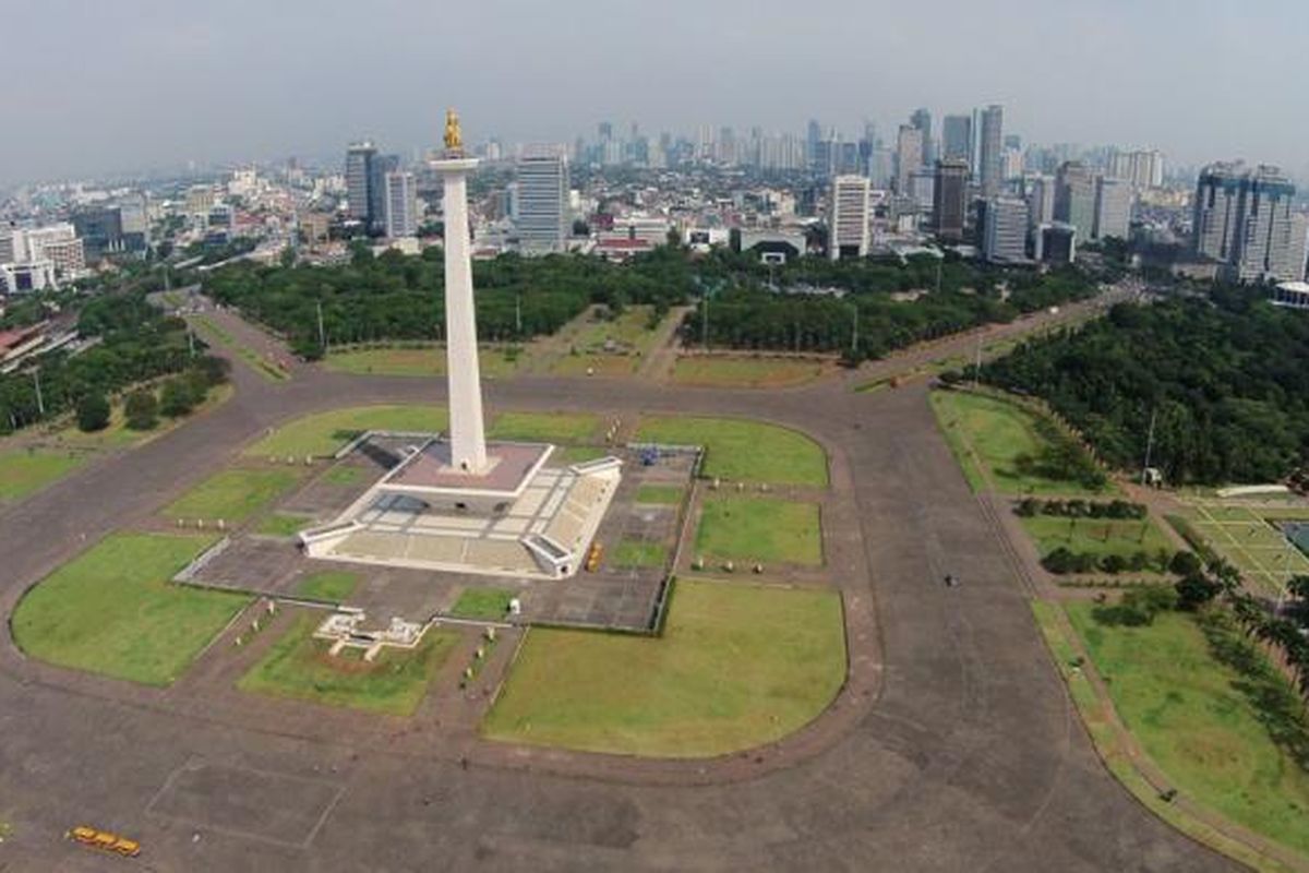 Tugu Monumen Nasional (Monas), Jakarta, Kamis (17/7/2014). Monumen peringatan setinggi 132 meter ini didirikan pada 1951 dan diresmikan pada 1961. Setiap hari libur, Monas kerap dikunjungi banyak wisatawan.