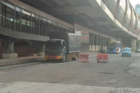 Banyak Lubang di Jalan Rasuna Said, Pengendara Motor Khawatir Timbul Korban