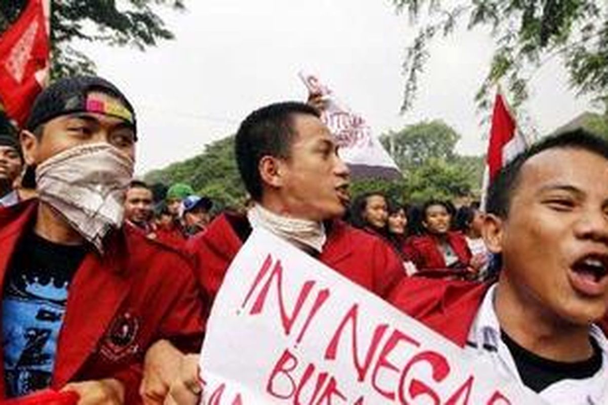 Aksi mahasiswa Universitas Bung Karno mendesak mundurnya SBY-Boediono di Jalan Diponegoro, Jakarta Pusat, Rabu (20/10/2010). 