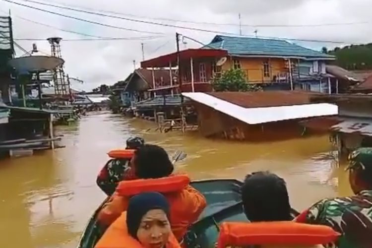 Warga terpaksa dievakuasi menggunakan perahu karet setelah banjir menggenangi Kecamatan Pengaron, Kabupaten Banjar, Kalsel, Rabu (12/1/2022). 