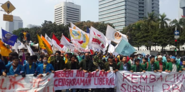 Ratusan mahasiswa dari Aliansi BEM SI longmarch menuju Istana Negara, Kamis (21/5/2015).