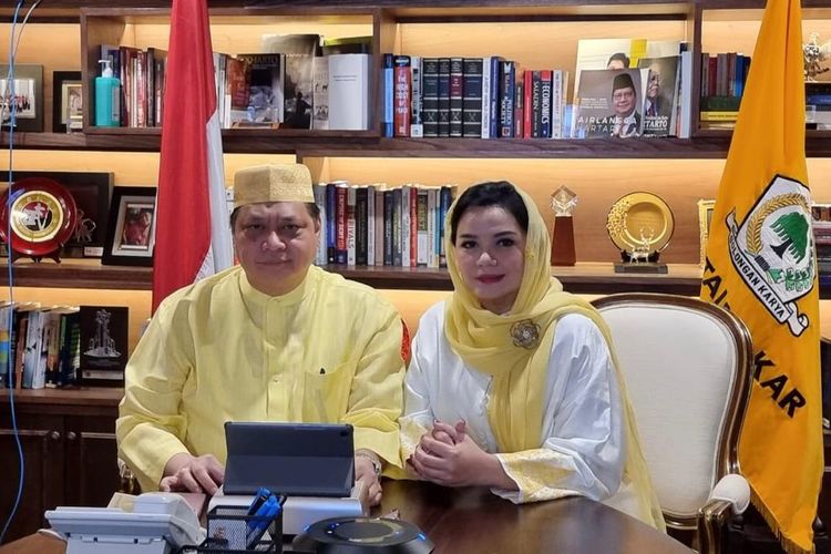 Ketua Umum Partai Golkar Airlangga Hartarto bersama sang istri, Yanti Airlangga.