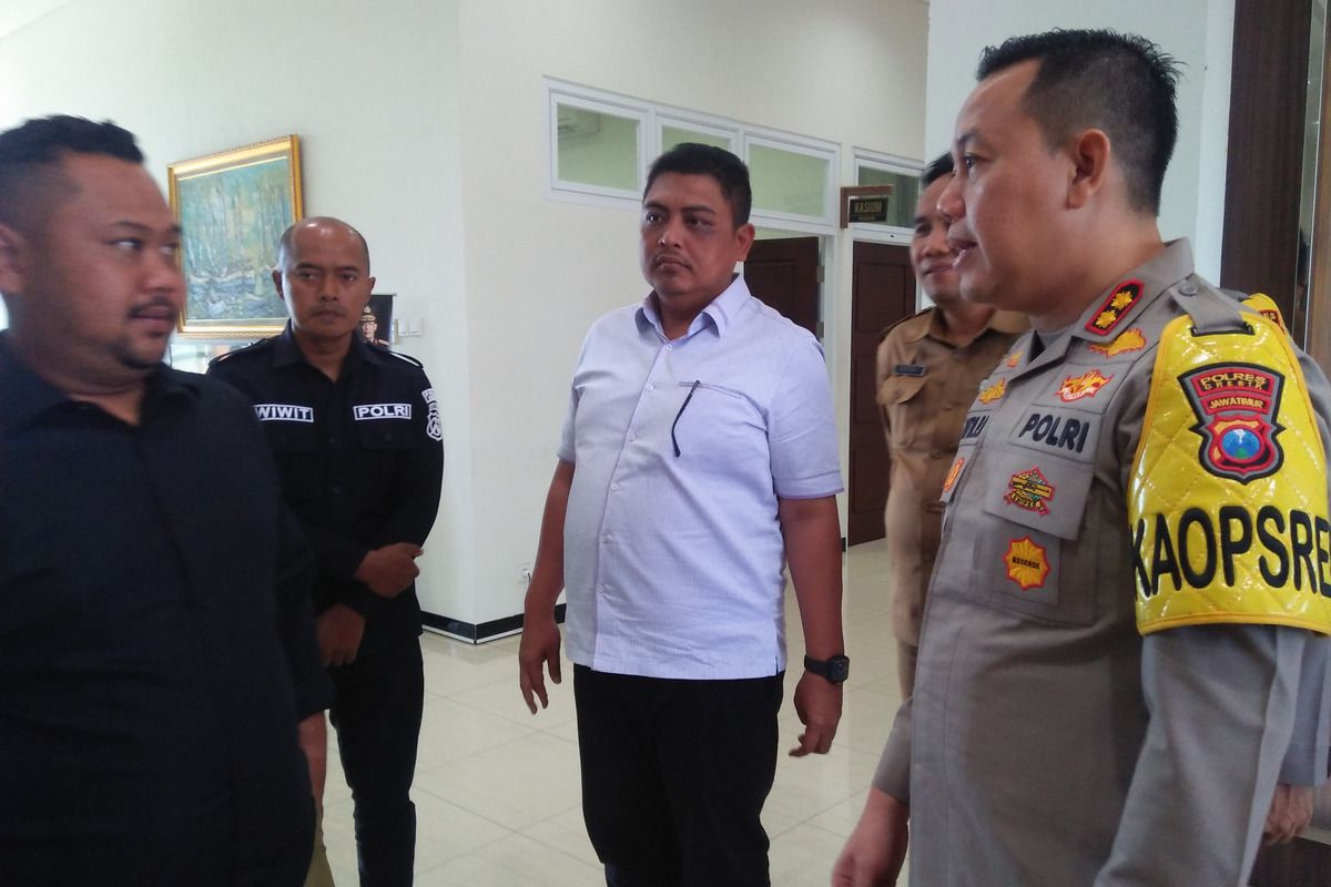 Bupati Gresik Fandi Akhmad Yani (kiri) berbincang dengan Kapolres Gresik AKBP Adhitya Panji Anom (kanan) di Mapolres Gresik, Jawa Timur, Selasa (21/11/2023).