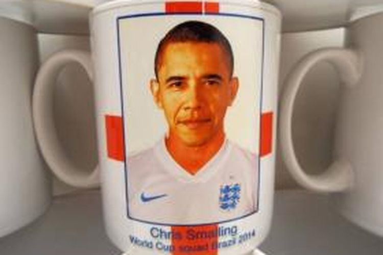 Mug bergambar Barack Obama yang diproduksi sebanyak 2.000 buah di Inggris. Seharusnya, mug tersebut bergambar Chris Smalling.